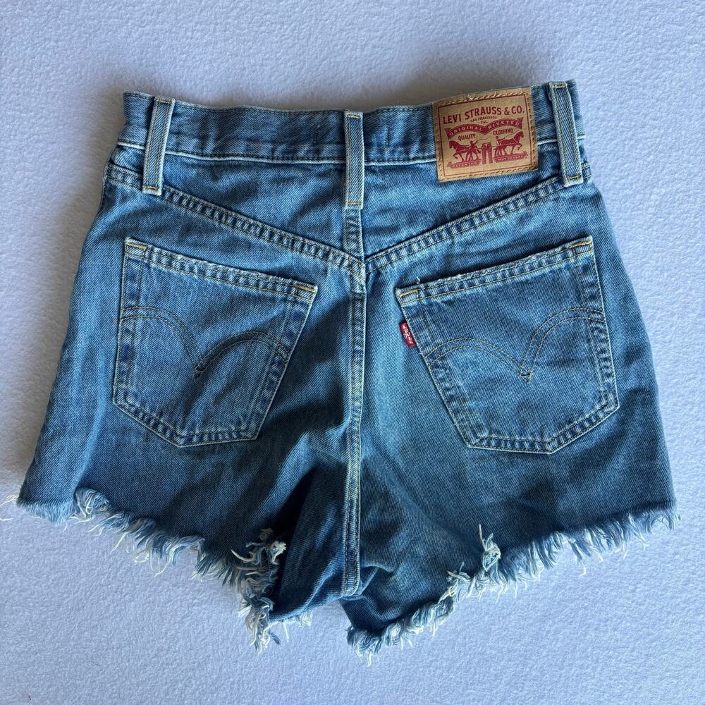 Levis High Waisted Mom Shorts Womens Sz 25 Blue Denim Distressed Cutoff Cowgirl